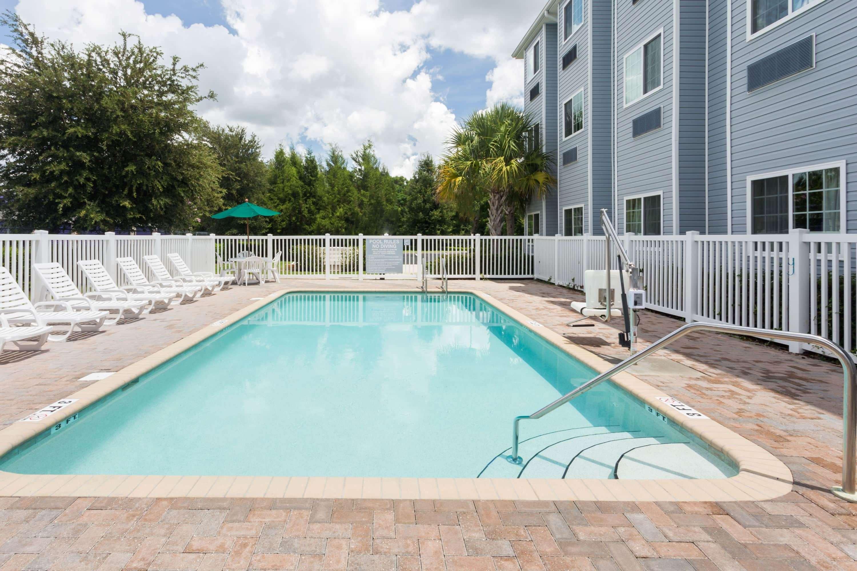 Microtel Inn & Suites By Wyndham Spring Hill/Weeki Wachee Esterno foto